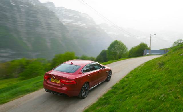  تست و بررسی جگوار XE S 