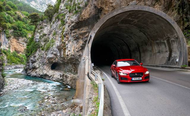  تست و بررسی جگوار XE S 